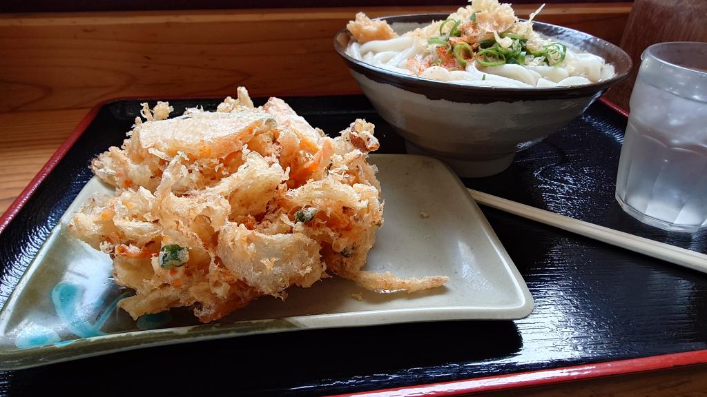 ここでは、かけうどんか肉うどんをいただきますね。中が1.5玉なので、2玉はどうもの方にも、量的にも満足です。地産地消の天ぷらが豊富で、さぬきのめざめのアスパラや千両茄子、特にボリュームたっぷりの野菜のかき揚げは、ご賞味あれです。肉がパサパサしていないので、お気に入りです。
