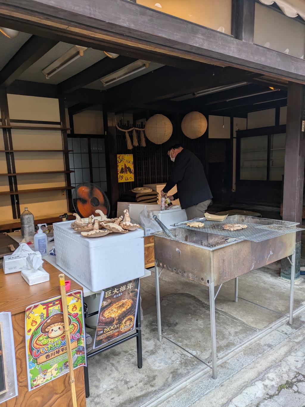 先日、見掛けましたが…
ちゃんとした店舗では無く 
空き店舗を利用した簡易屋台風でした
