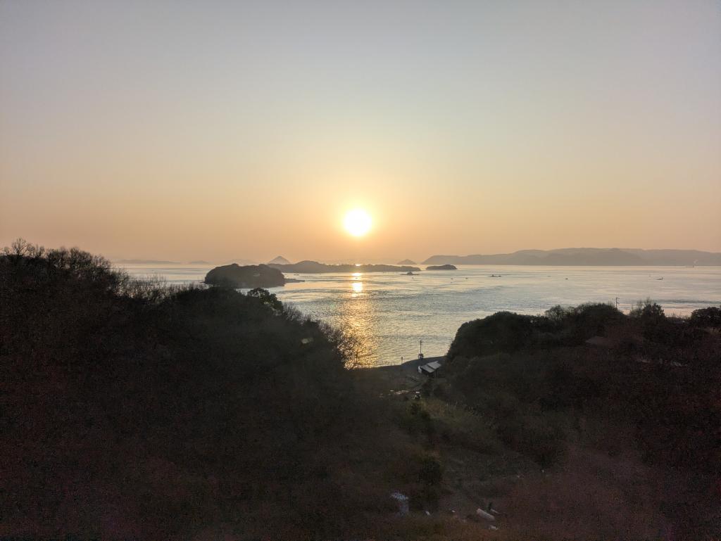 先日の日曜日、サンライズ瀬戸で琴平まで行きました!
今の時期は定時運行なら瀬戸大橋を通過中サンライズから日の出が眺められます!