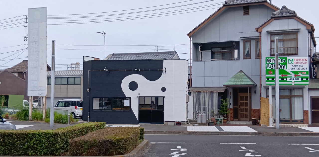 丸亀駅北口にあった建物に動きが、
先日までに外装工事も終わり、内装工事をこの前までしていたのですが
いつの間にか開店していました。