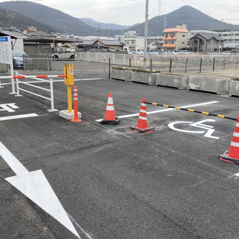 2月6日に設置された坂出駅西駐車場に車椅子利用者スペースが作られています。