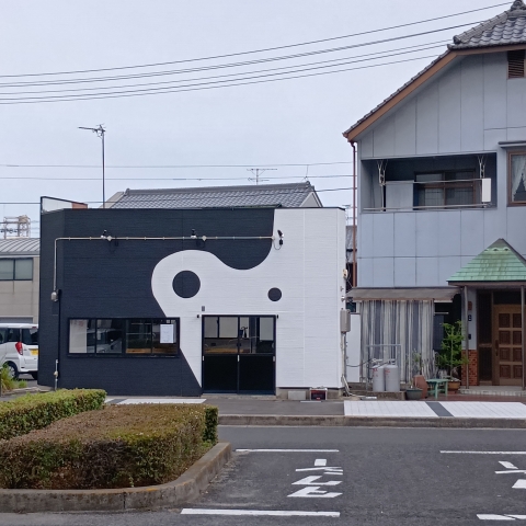 丸亀駅北口にあった建物に動きが、
先日までに外装工事も終わり、内装工事をこの前までしていたのですが
いつの間にか開店していました。