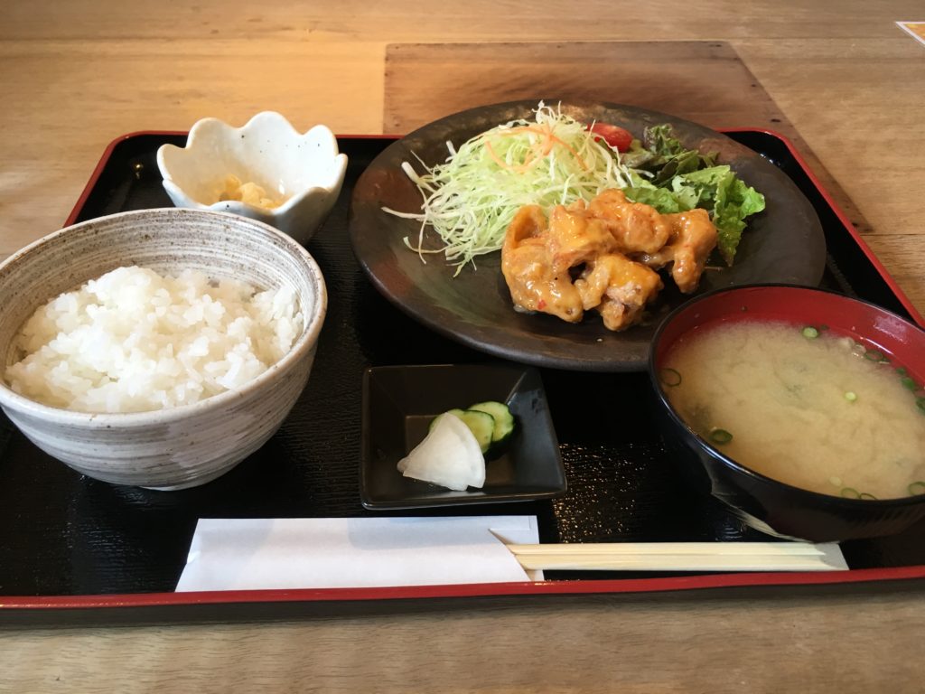 丸亀青果市場内にある、まるがめ すみ屋のとりチリマヨ定食画像