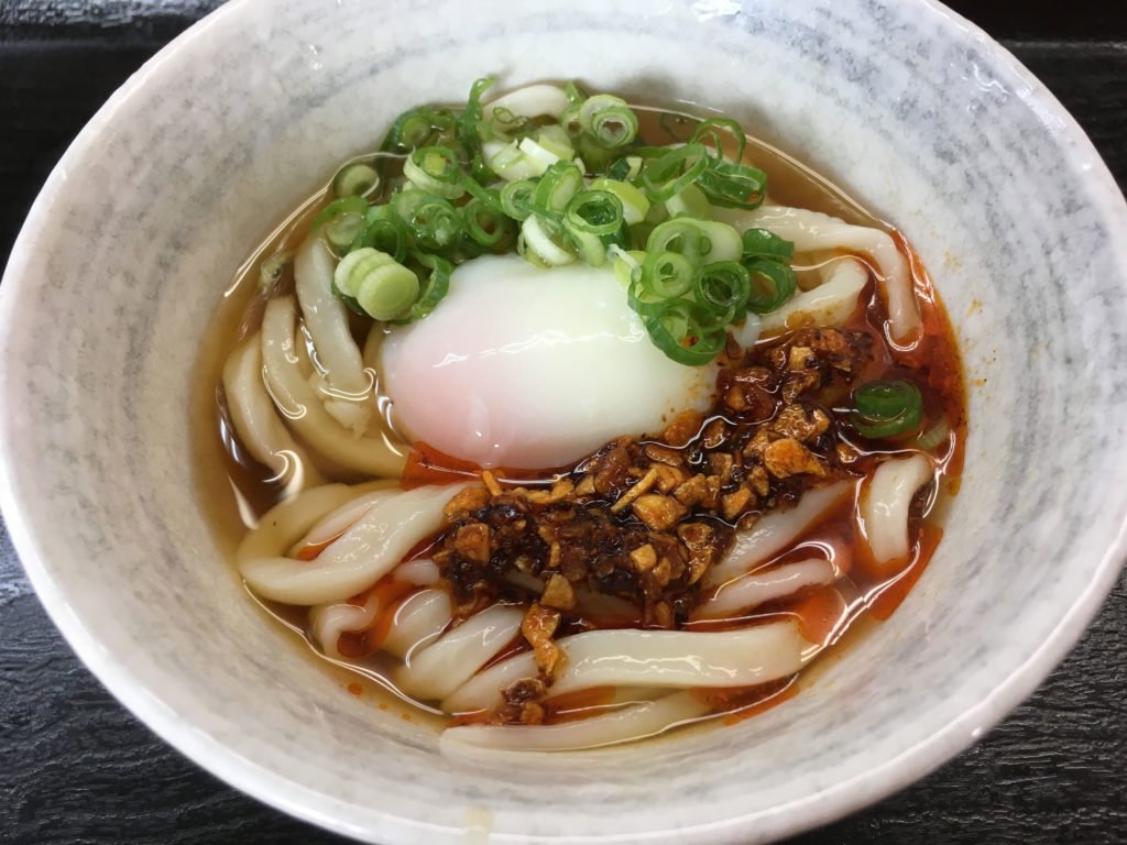 丸亀市飯野町にある、純手打ちうどん よしやの季節メニュー、温玉ラー油ぶっかけ画像