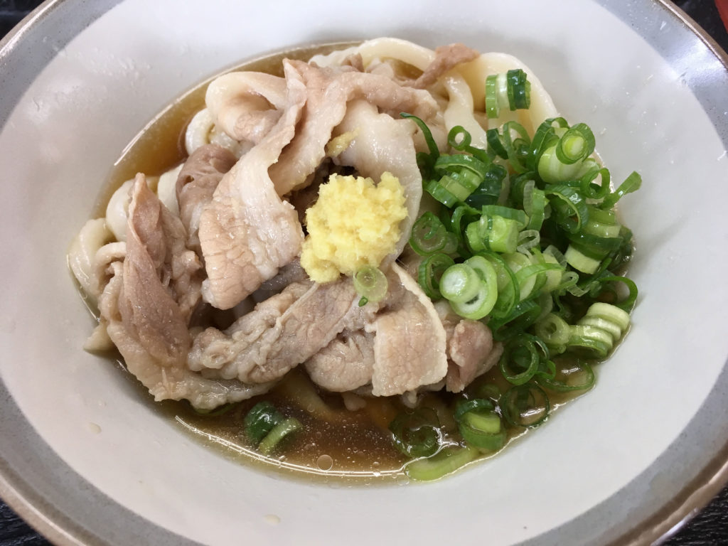 丸亀市飯野町にある、純手打ちうどん よしやの季節メニュー 讃岐もち豚の肉ぶっかけ画像