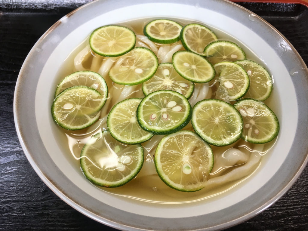 丸亀市飯野町にある、純手打ちうどん よしやのすだちひやひや画像