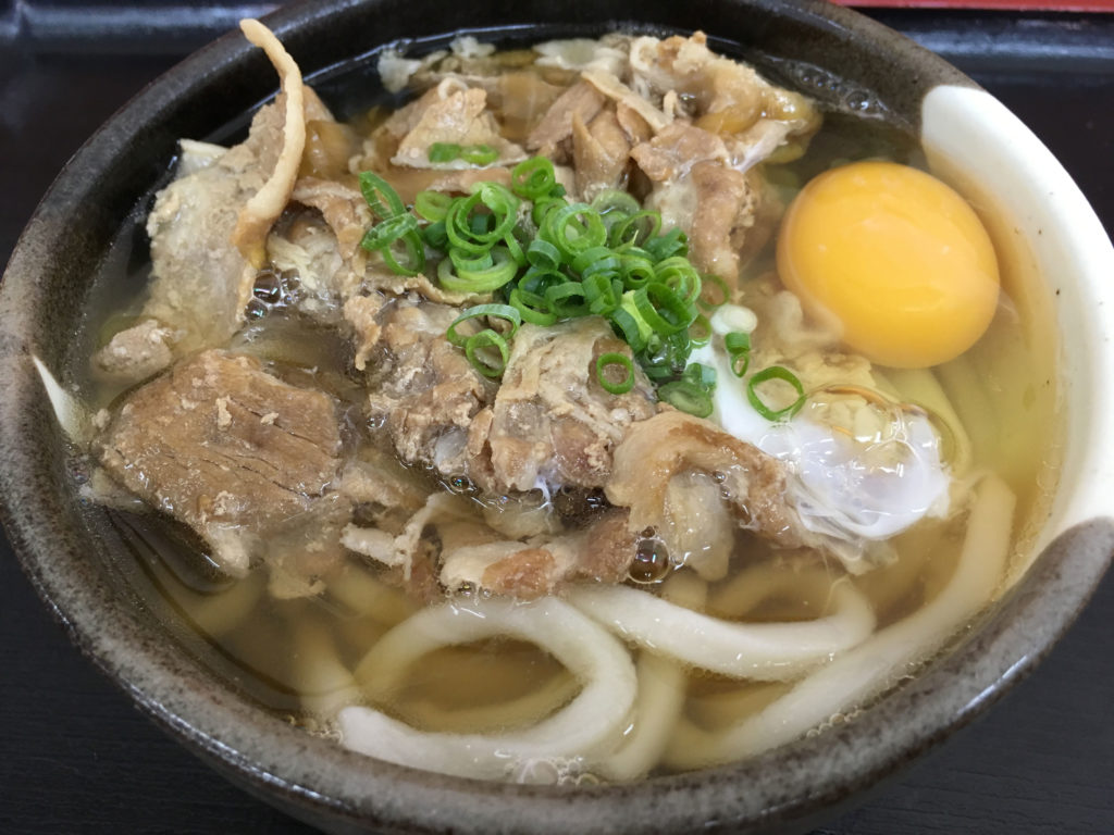 「桃山亭 丸亀本店」の期間限定、秋味『豚バラ肉うどん-玉子入り-』の画像