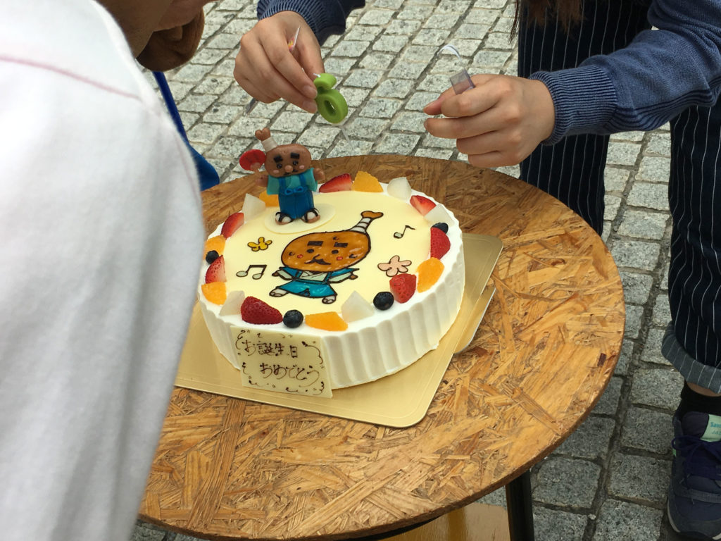 10月7日(土)JR丸亀駅南口広場にて開催された「10月10日は丸亀とっとの日 とり奉行骨付じゅうじゅう お誕生会」のバースデーケーキ画像