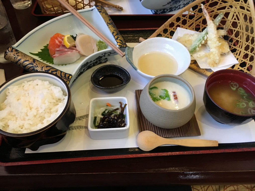 10月3日(火)よりランチ営業を始めたうまか房丸亀店の1日限定10食!!日替わり刺身天ぷら定食(1000円税込)の画像