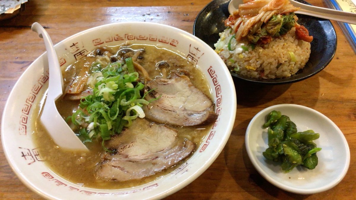 綾歌郡宇多津町にあるラーメン ジャイアンの、売り切れ御免!がっつりC定食(ラーメン・キムチチャーハン・漬物)の画像