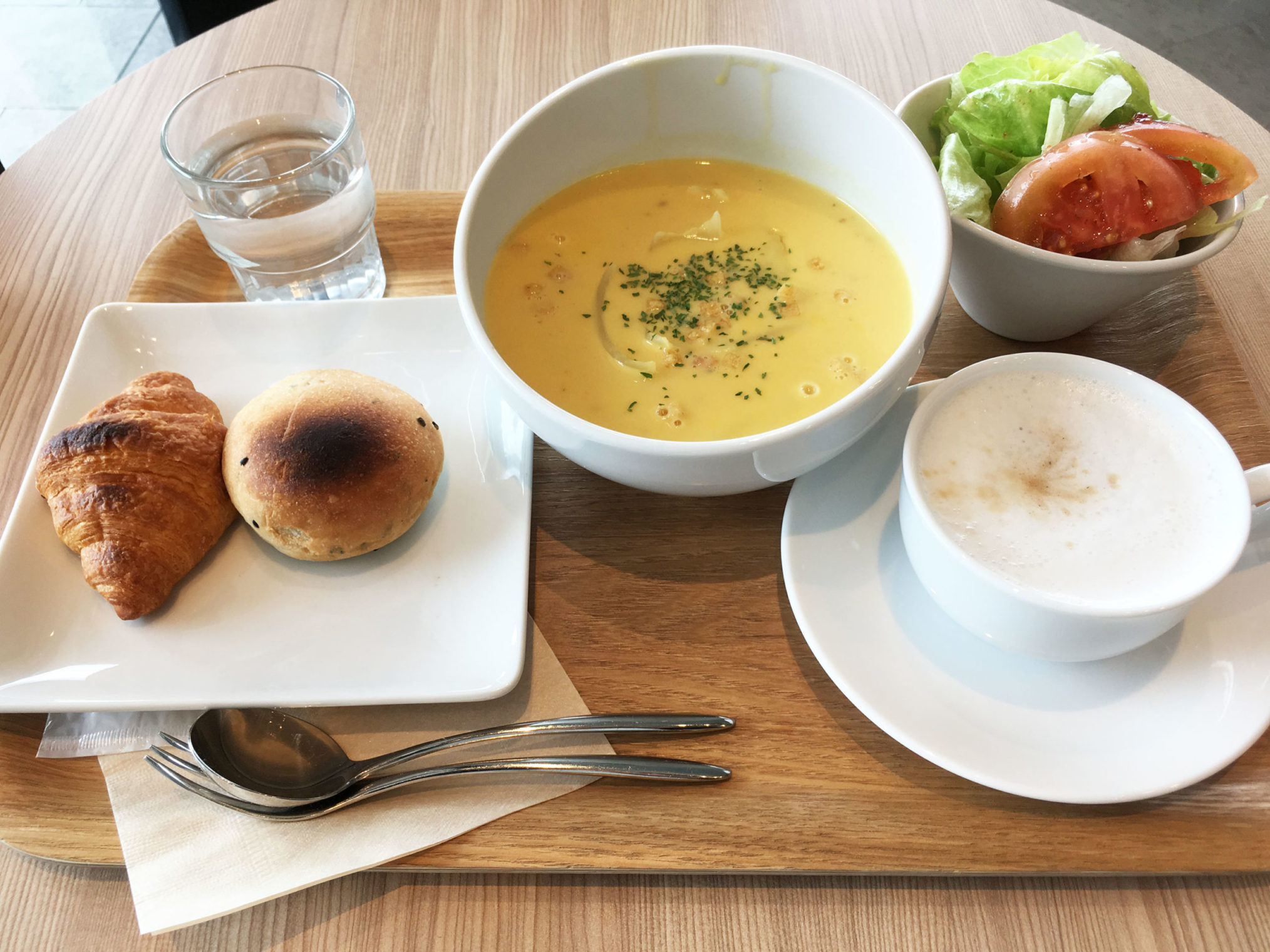 イオンタウン宇多津店1階にあるカフェカーボの、大きな具材がゴロゴロ贅沢に入ったスープランチの画像