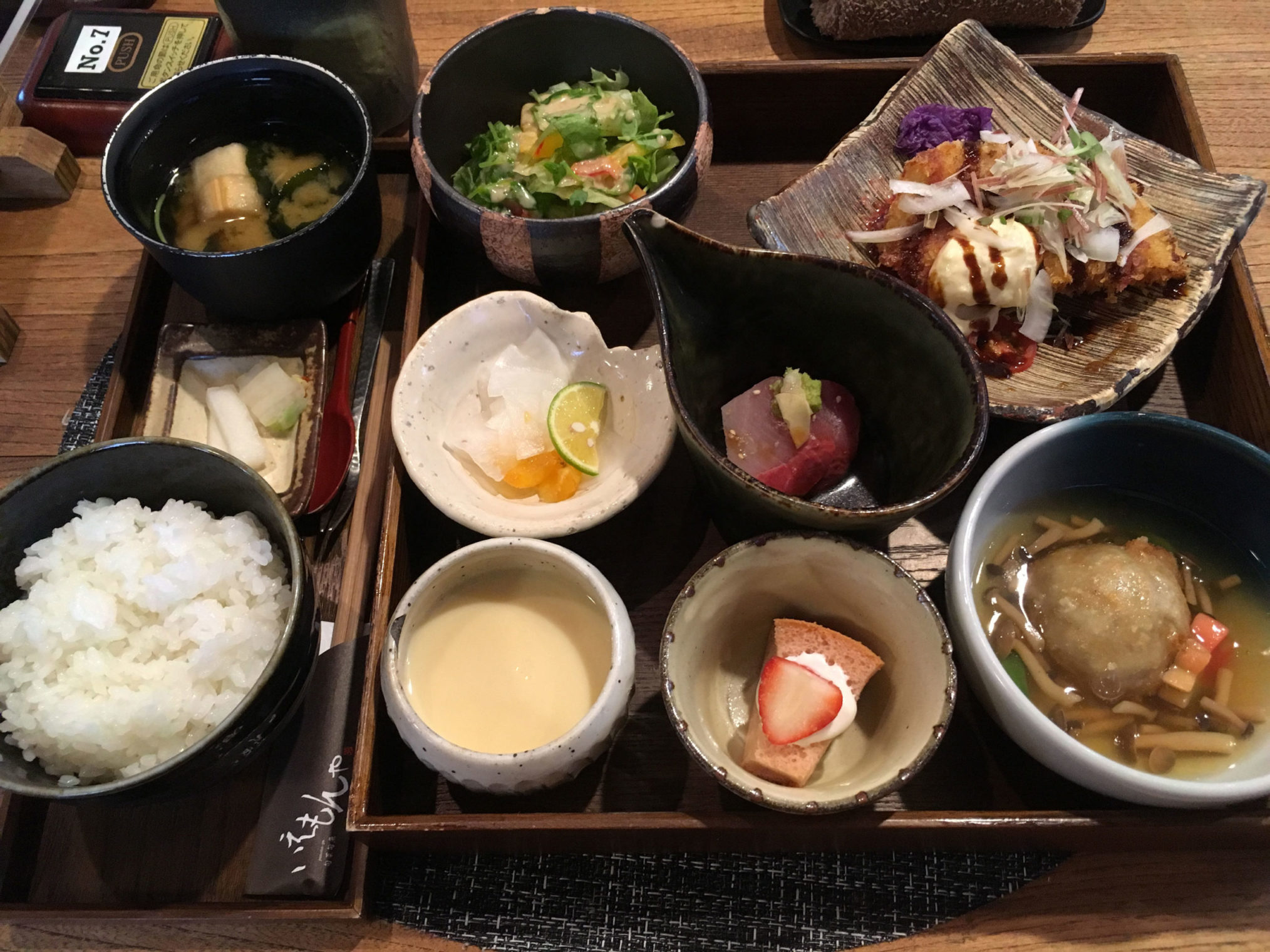 まんのう町にある、旬菜旬魚 いえもんや の見た目も味も納得の日替わりランチ(松花堂)画像