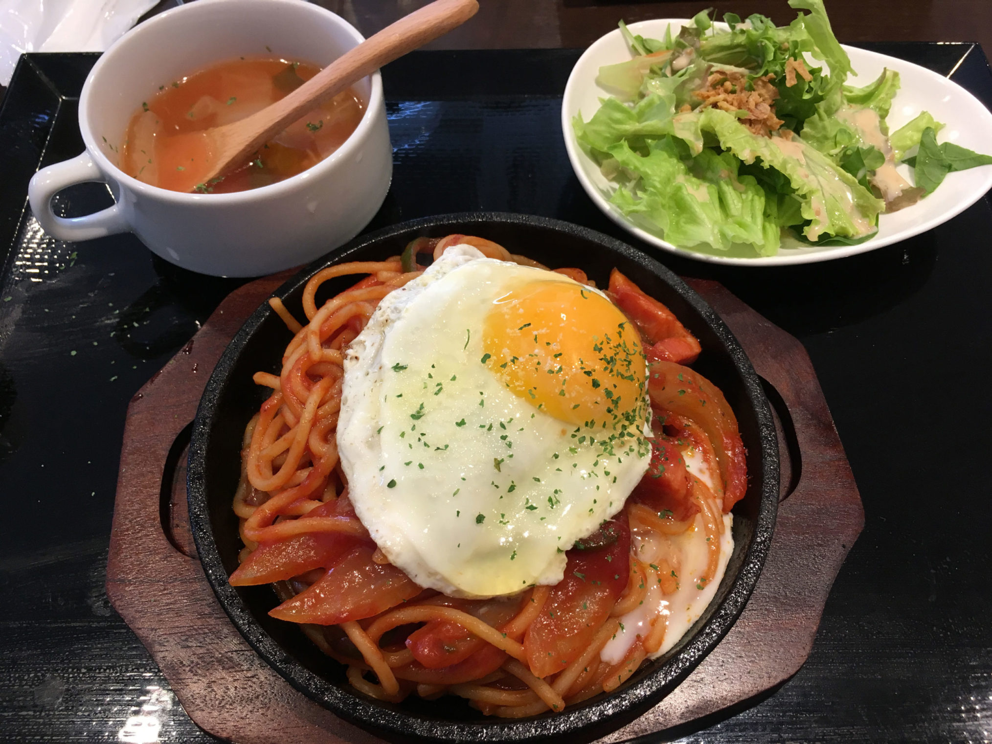 丸亀市三条町にある、キッチンオリオンの、程良い酸味の効いたボリュームのあるナポリタン(サラダ・スープ付き)の画像