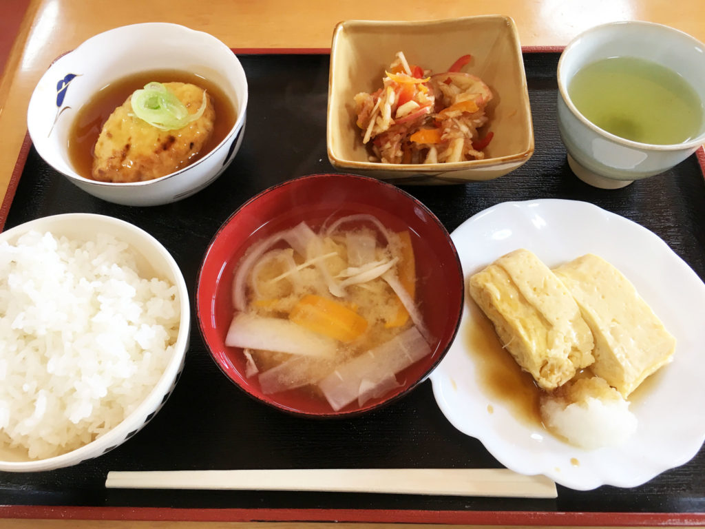 丸亀市飯山町にある、お食事処 大元の、自分好みのおかずを選んでつくる自分だけのオリジナル定食画像