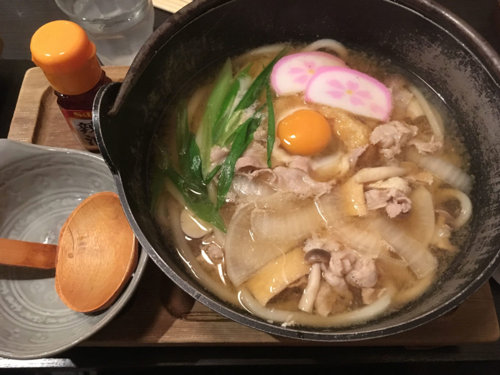 丸亀市土器町にある手打ちうどん 渡辺の、身体を芯から温めてくれる!冬季限定の豚みそ鍋焼きうどん(ラー油つき)画像