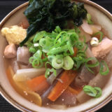 丸亀市郡家町にある時は手打ち麺通堂 郡家店の、讃岐うどんの冬の定番!しっぽくうどんの画像