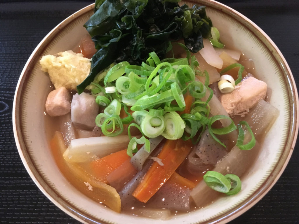 丸亀市郡家町にある時は手打ち麺通堂 郡家店の、讃岐うどんの冬の定番!しっぽくうどんの画像