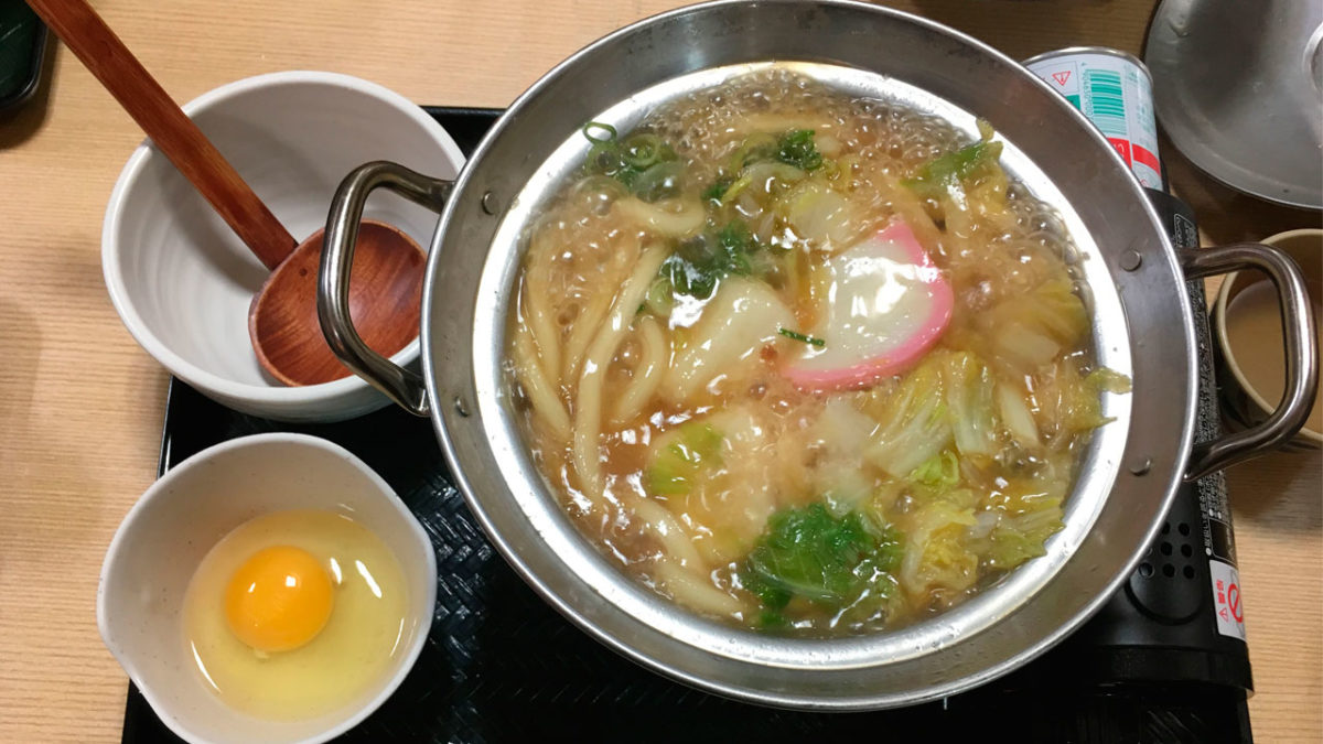 「はなまるうどん 丸亀城西店」の店舗限定メニュー『鍋焼きうどん+揚げ餅』