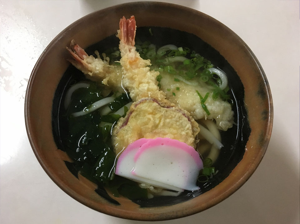 「大真(だいしん)」の、見た目も味も上品な『天ぷらうどん』