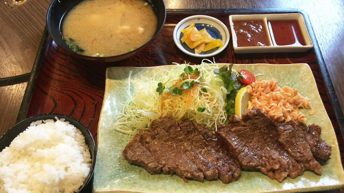 「焼肉レストふじむら」の『ステーキセット』ボリュームも充分、貫禄の肉姿はインパクト抜群!