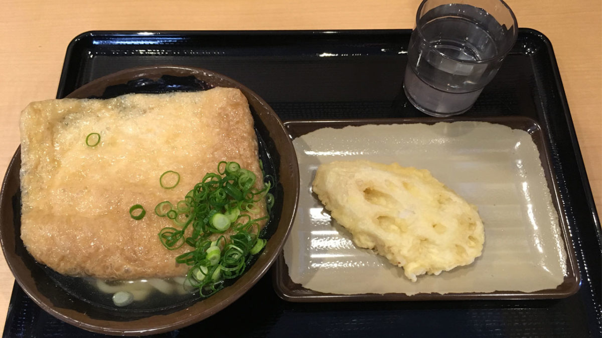 「セルフうどん おかだ」の麺がすっぽり隠れるほどの大判!『きつねうどん』