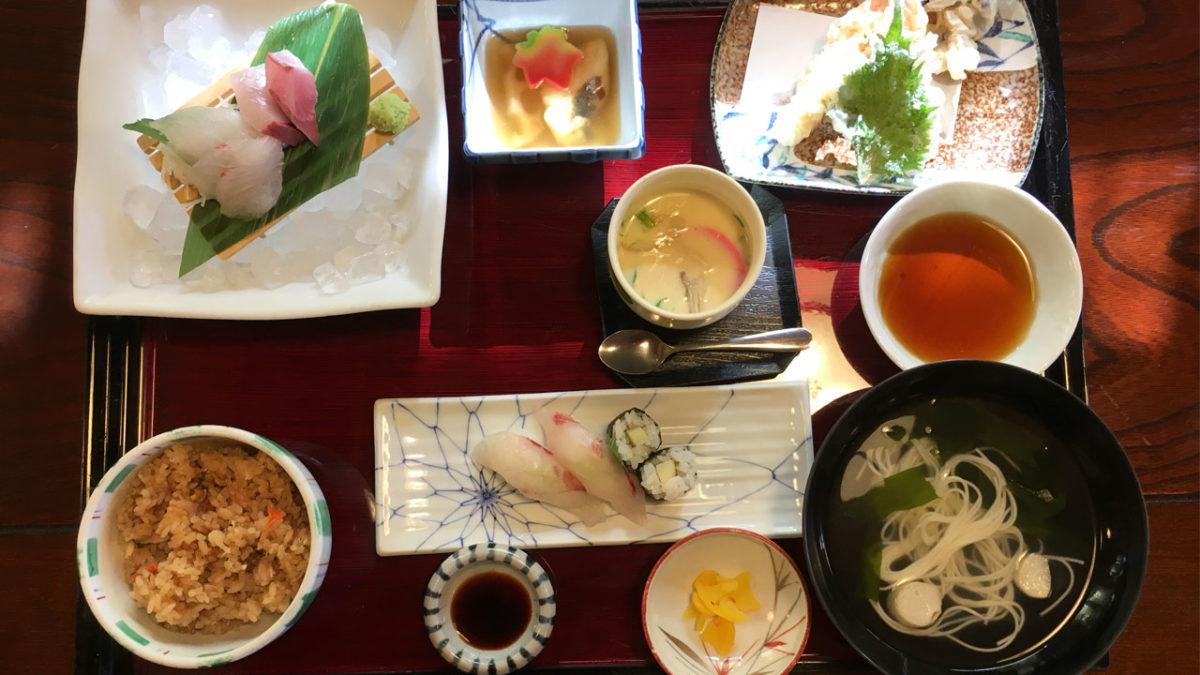 「活魚料理一徳」の平日限定『日替わりサービス定食』ボリューム・味・値段すべて申し分なし!