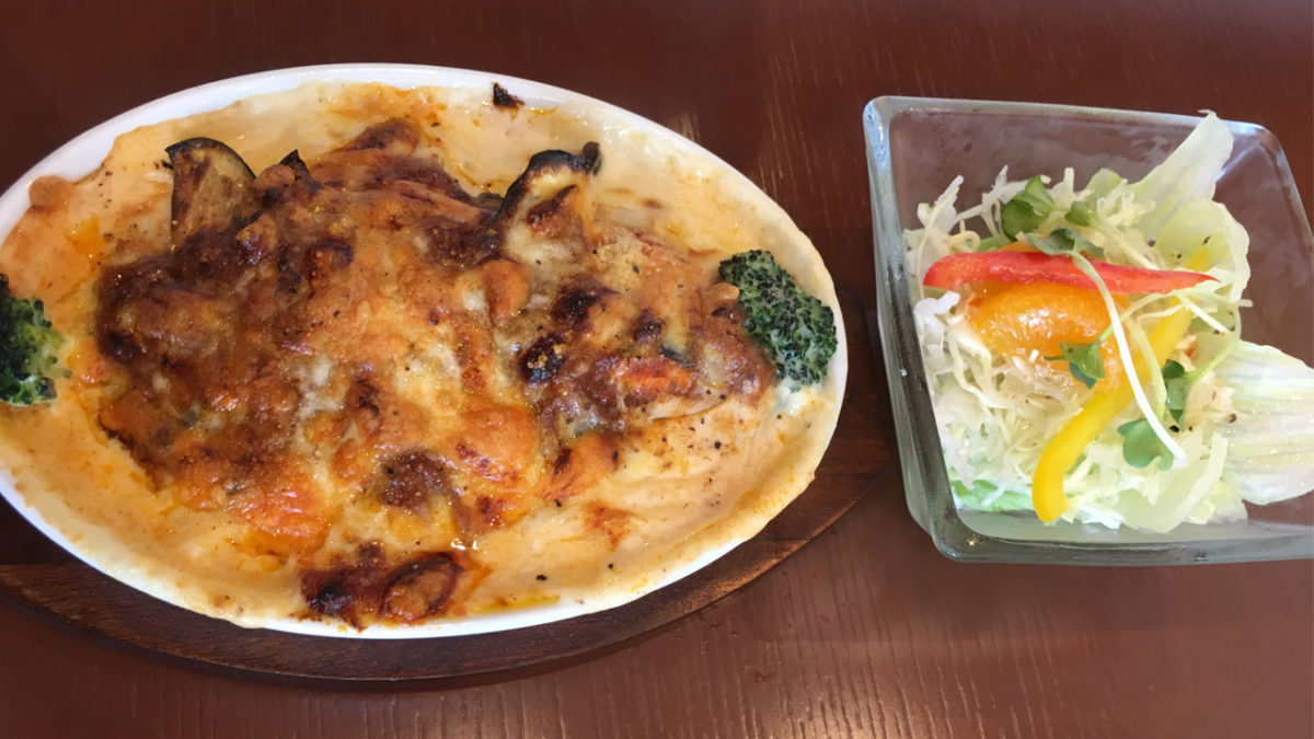 「坂元珈琲」の『茄子とトマトのミートドリア(サラダ付き)』ほっこりと心が和む熱々ドリア!