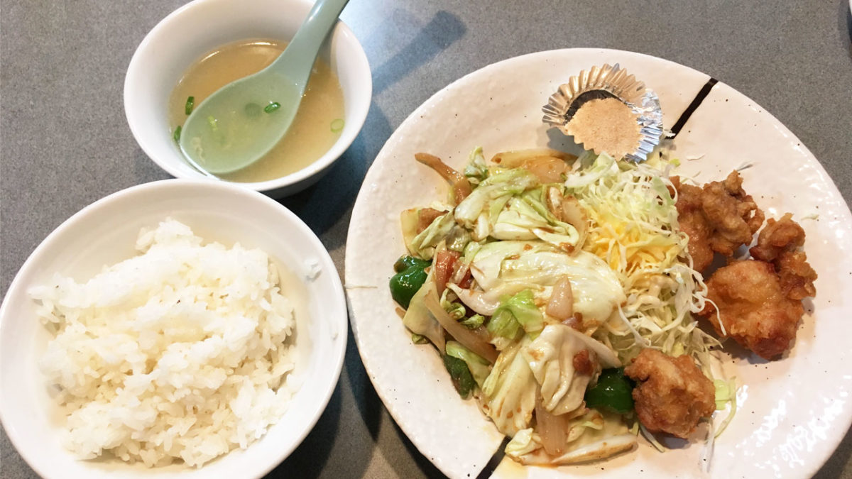 「ドンドン飯店」の『サービス定食』中華料理がお手頃価格で楽しめる!