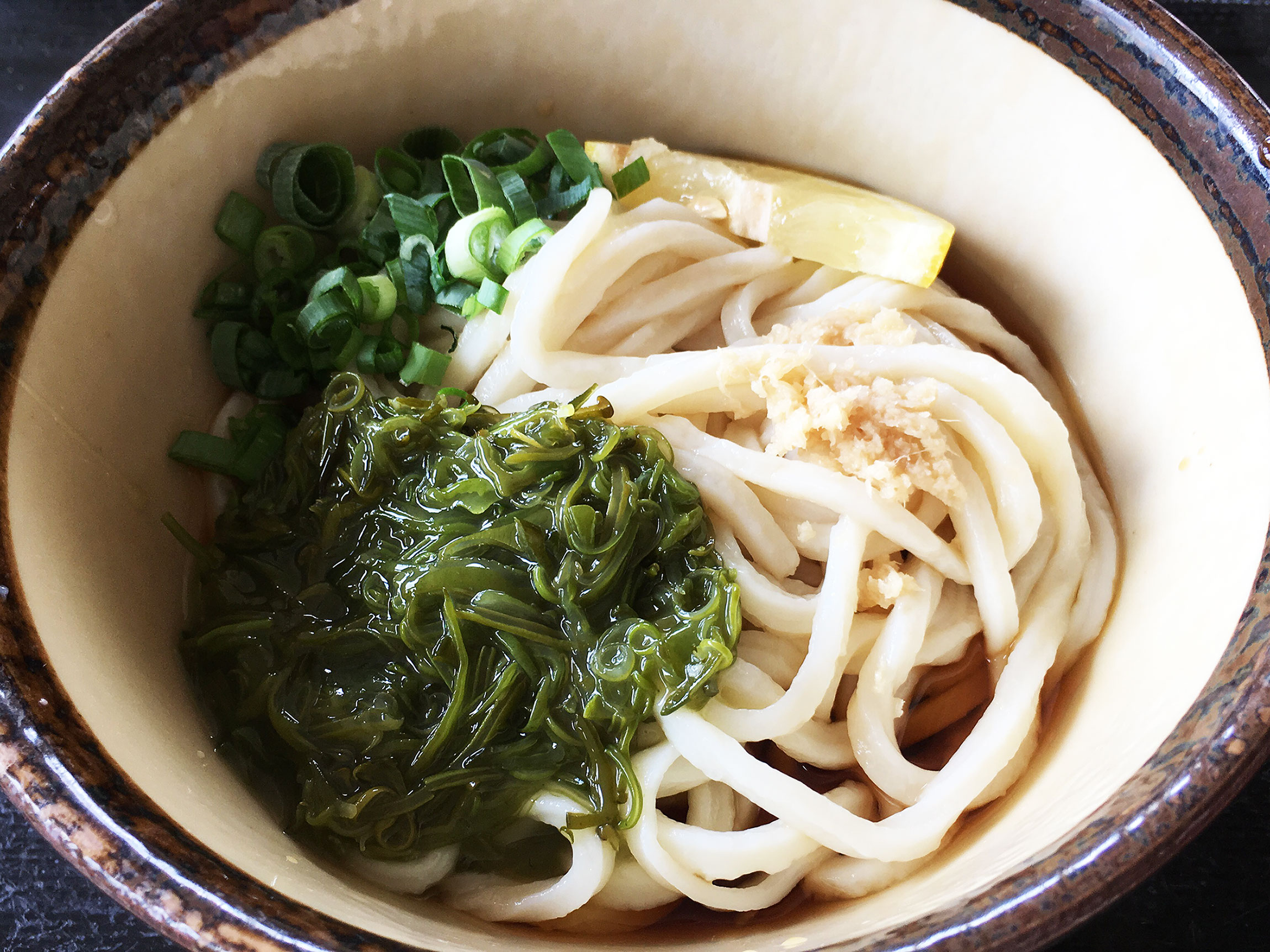 池田うどん の めかぶ ぶっかけ つるっとした食感 ネバネバがうどんにからんで美味 丸亀つーしん丸亀つーしん