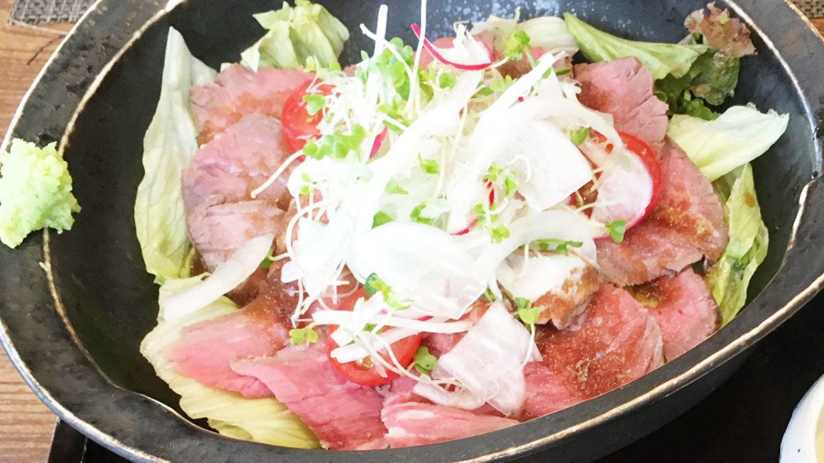 「旬菜旬魚 いえもんや」の『ローストビーフ丼』食べごたえ満点なうえに意外とヘルシーで、見た目のインパクトも抜群!