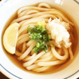 「セルフ釜あげうどん 岡じま」の『ぶっかけうどん』食べごたえ抜群のもちもちシコシコ麺!