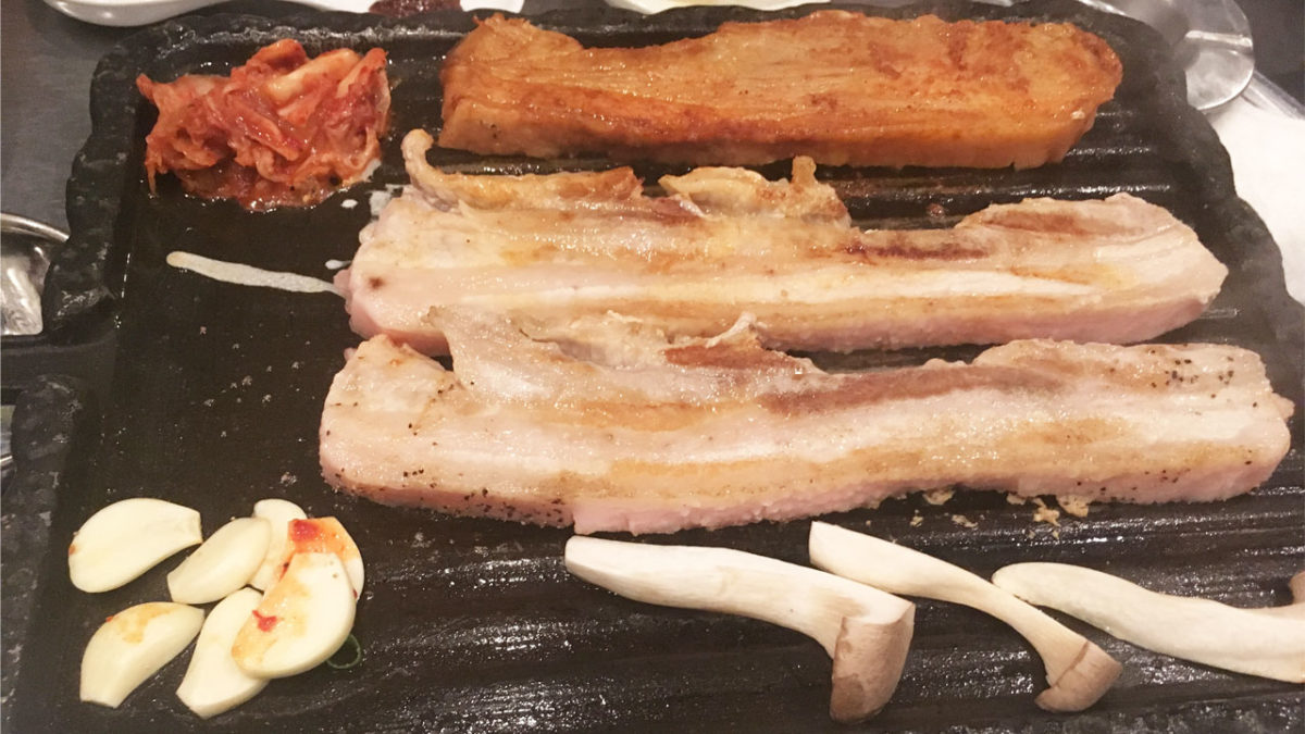 韓国料理「テジクム」の『ぜいたく三種盛り600g(サムギョプサル)』肉が巨大でボリューム満点！