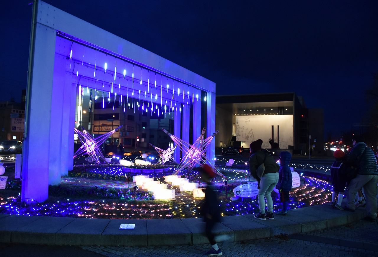 「JR丸亀駅前ウィンターイルミネーション」が点灯しています。2019年2月3日(日)まで