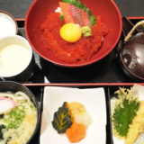 「回転居食屋 悠喜 ゆめタウン丸亀店」の『山盛銀鮭イクラ丼定食』イクラと卵黄の相性抜群！