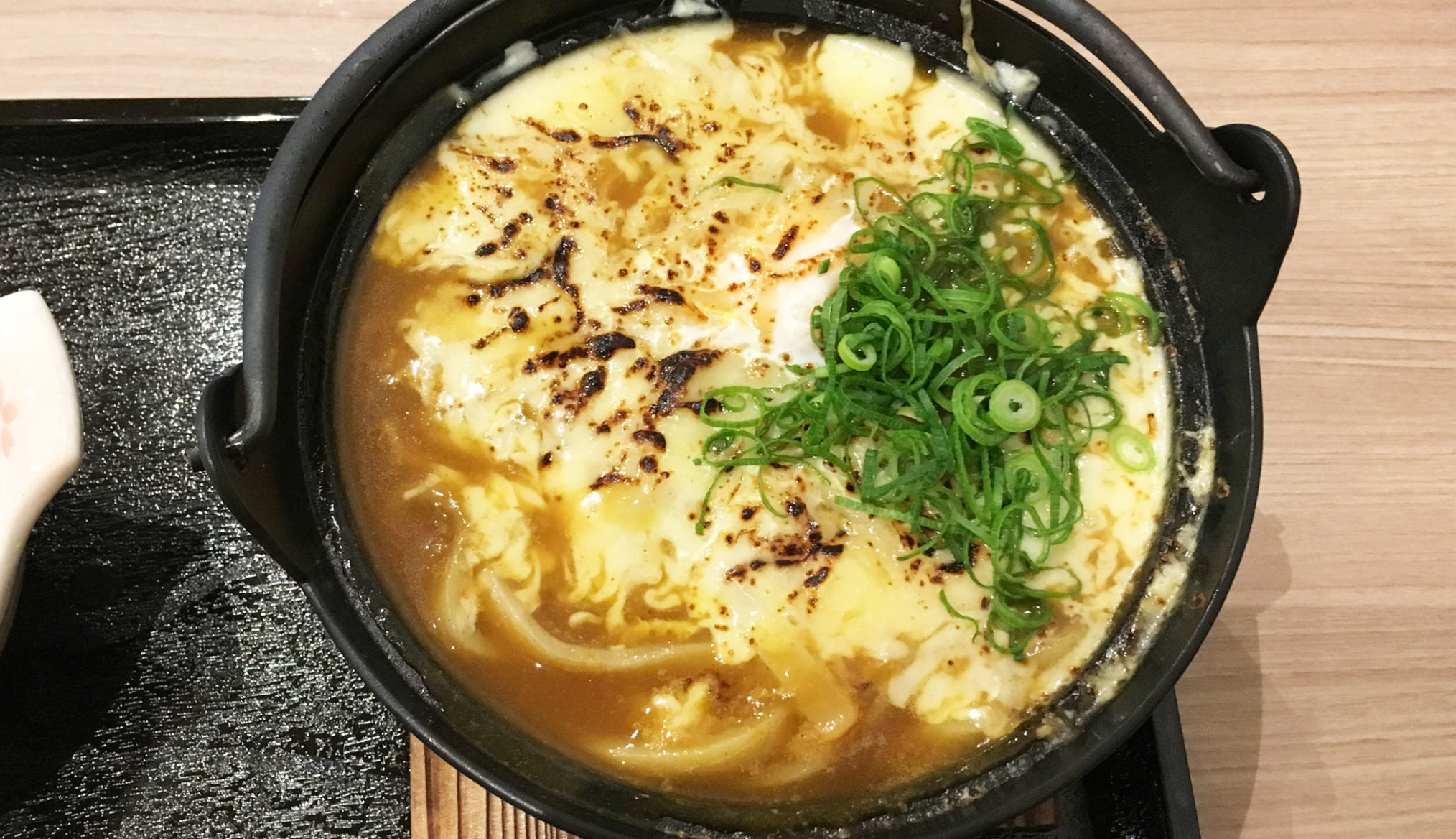 「たまごカレーうどん カレタマ」の期間限定『鍋焼き炙りチーズカレタマ』最高のあったまりフード！