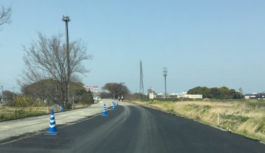 丸亀市中津町の金倉川沿い道路が広範囲で舗装工事してる
