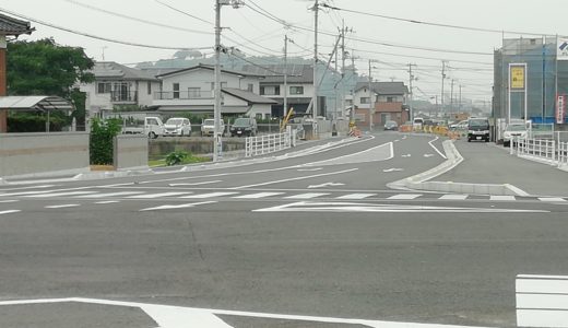 丸亀市土器町西の聖池沿いの道路が拡張工事してる