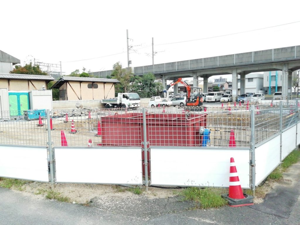 トヨタレンタリース丸亀店の建設現場川側から