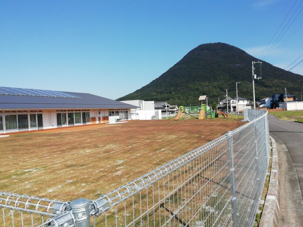 さくらの山保育園と飯野山