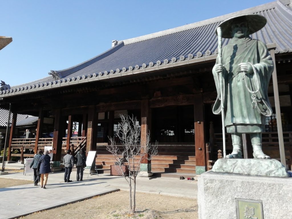 親鸞像と塩屋別院