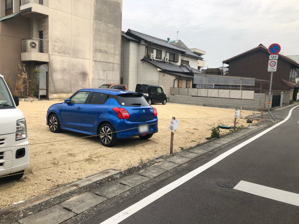 トンビ　駐車場