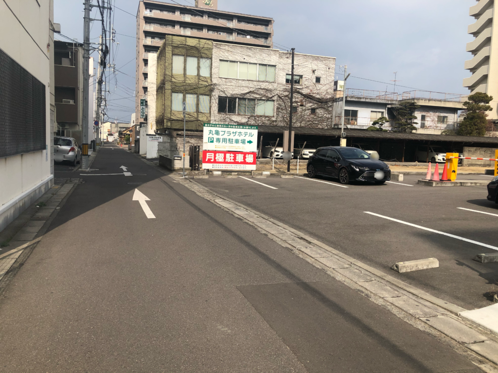 ホテルのカフェ 駐車場 道順