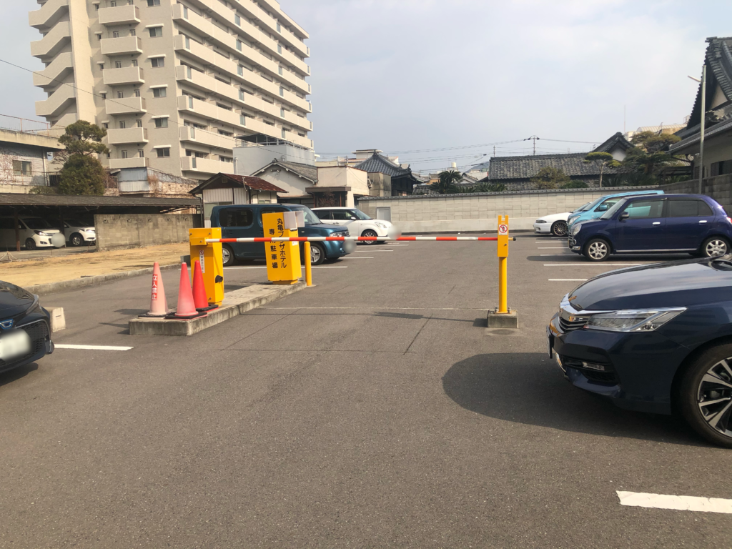 ホテルのカフェ 駐車場