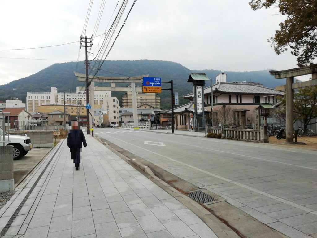 琴電琴平駅前