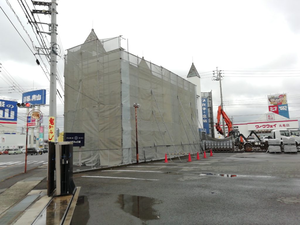 旧「メガネの三城 丸亀本店」外観