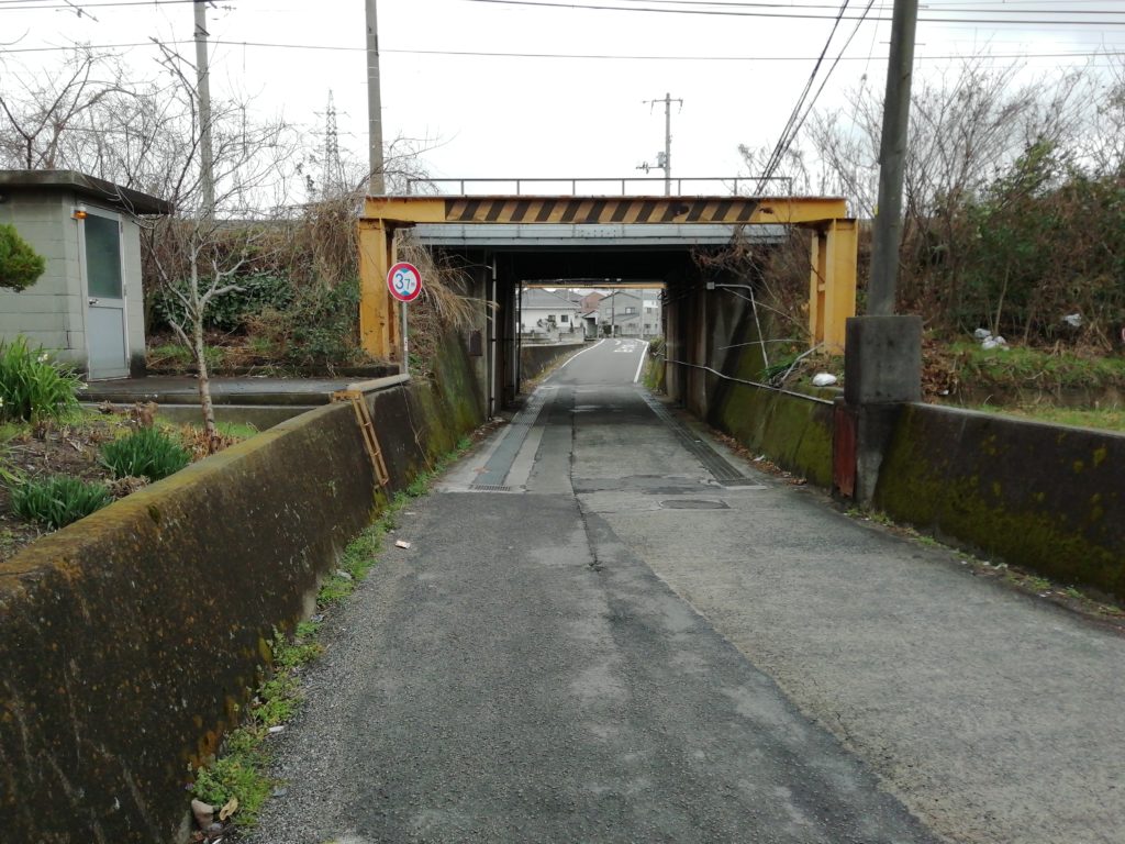 御茶屋道　線路の下