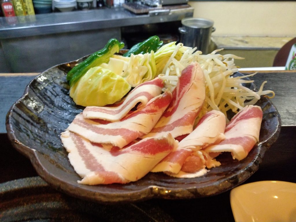 金蔵寺町 ひな鶴 石焼 黒豚と野菜の盛り合わせ