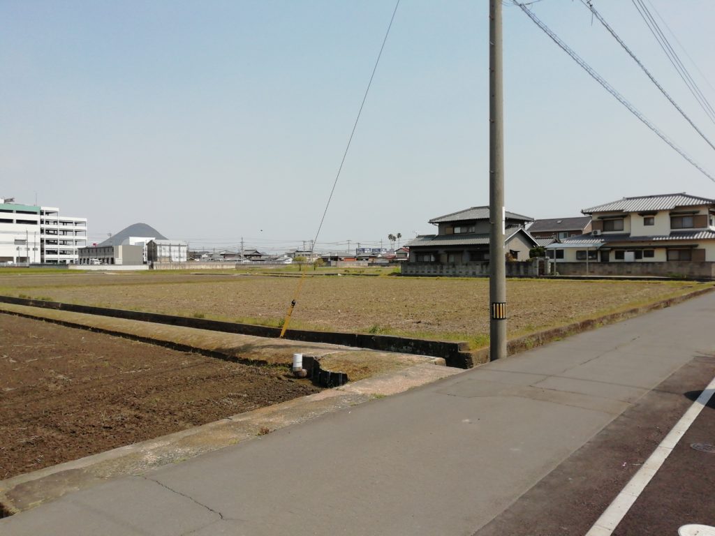 荒地区から飯野山方面を望む