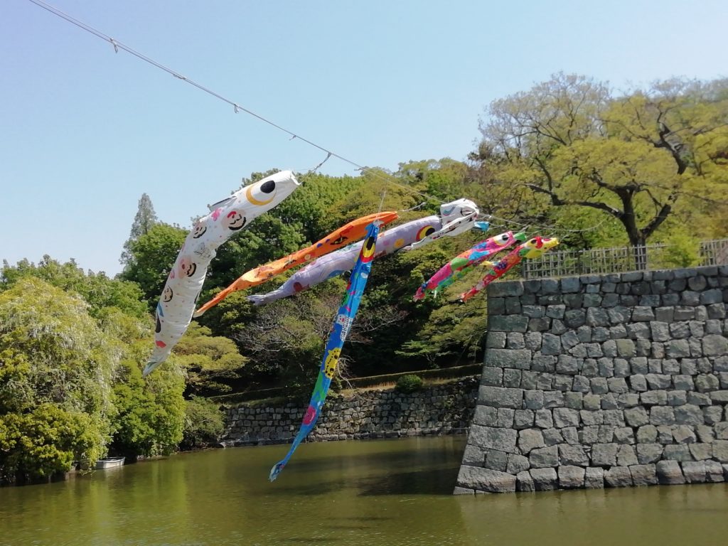丸亀城 中央保育所バージョンの鯉のぼり