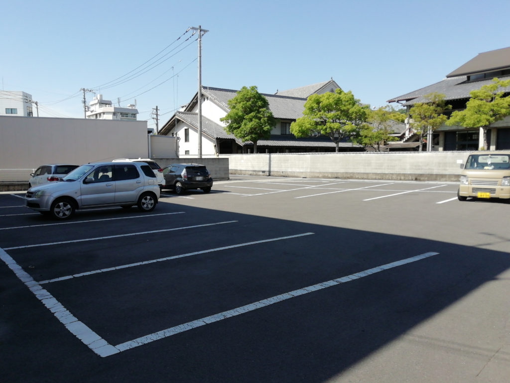 くるる 店舗裏駐車場